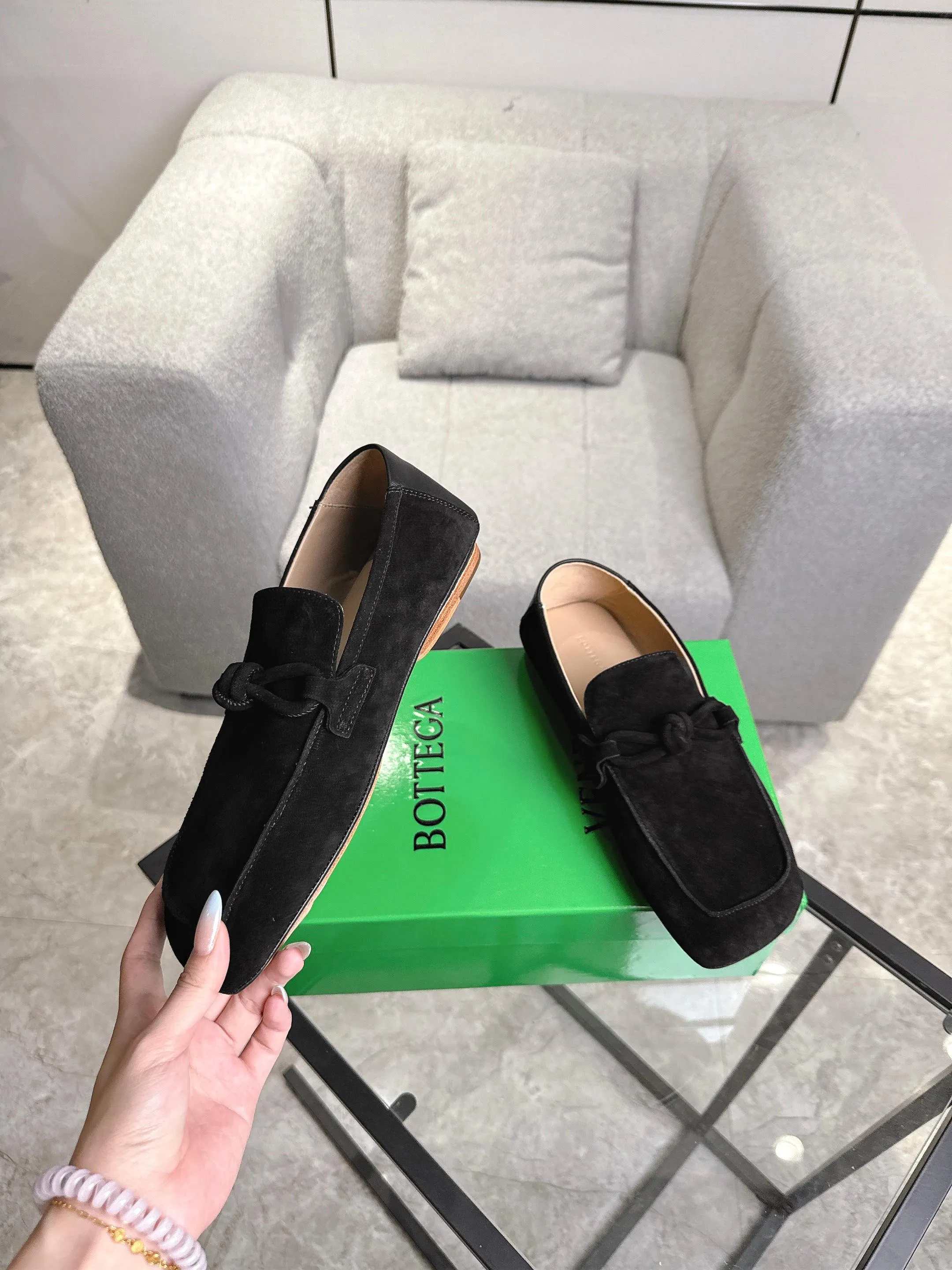 [BV] Top P: 800💰 Size: Women 35-39 (Customized for women 40) Men 39-44 (38.45 non-refundable) Bottega Veneta 2025 Autumn Counter Synchronized Couple Style Bottega Veneta Square Toe Flats Original 1:1 material selection, genuine leather outsole! A one-to-one replica of the original! quality assurance!